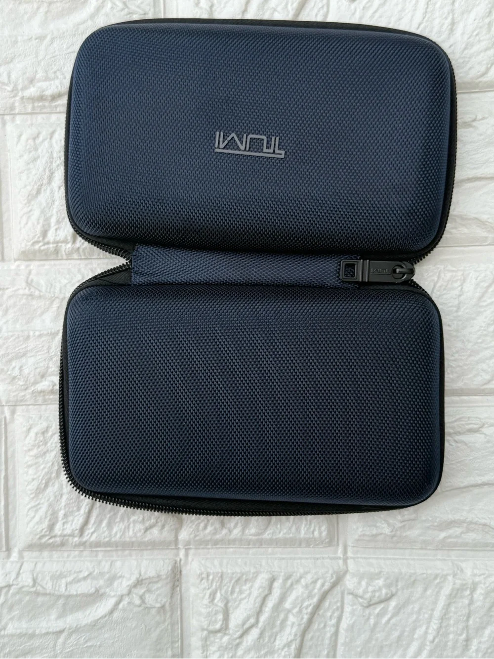 TUMI for‎ Delta Airlines Navy Blue Hard Case Amenity Kit Bag Travel Holder